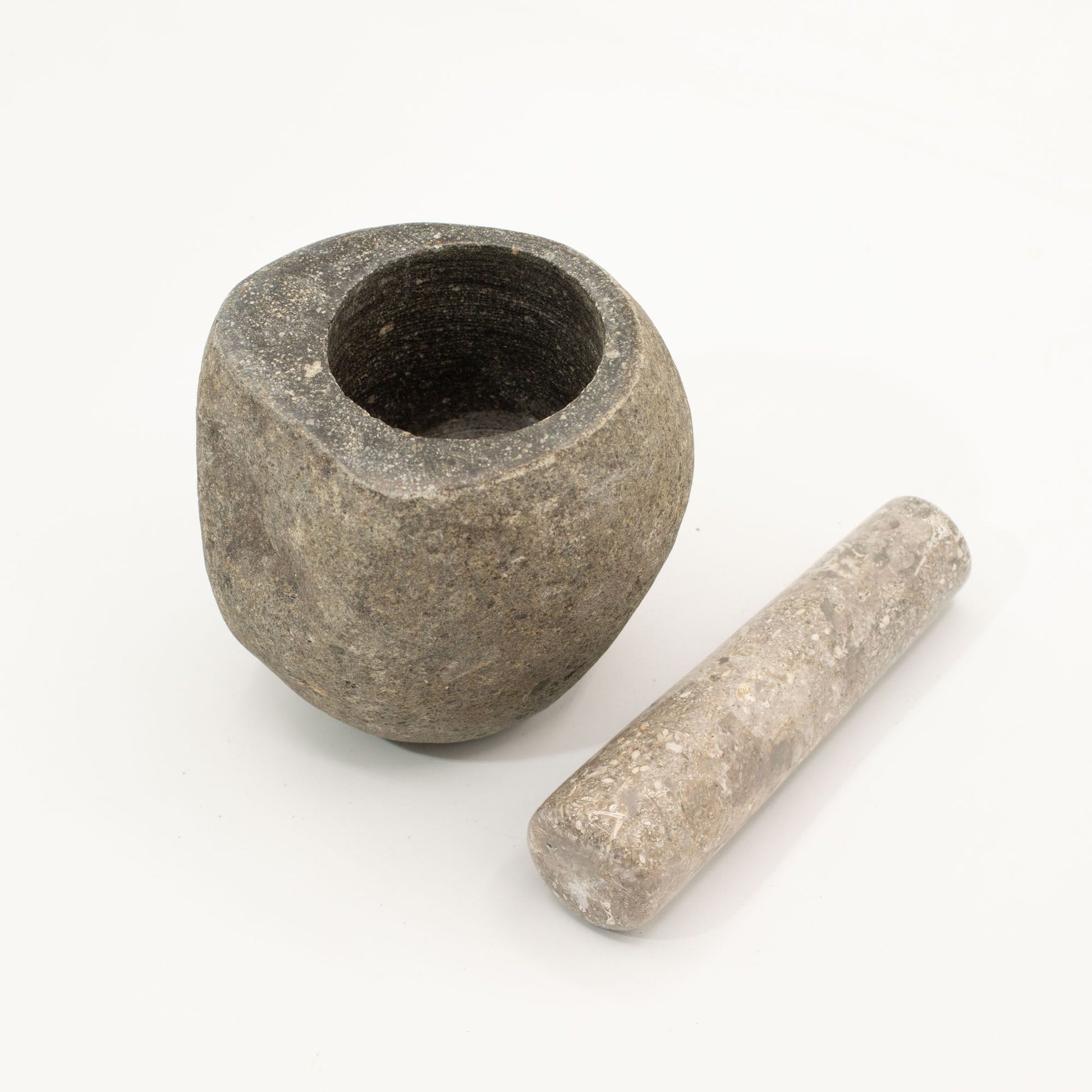 Handgefertigter mittelgroßer Mörser mit Stößel aus grauem Naturstein.