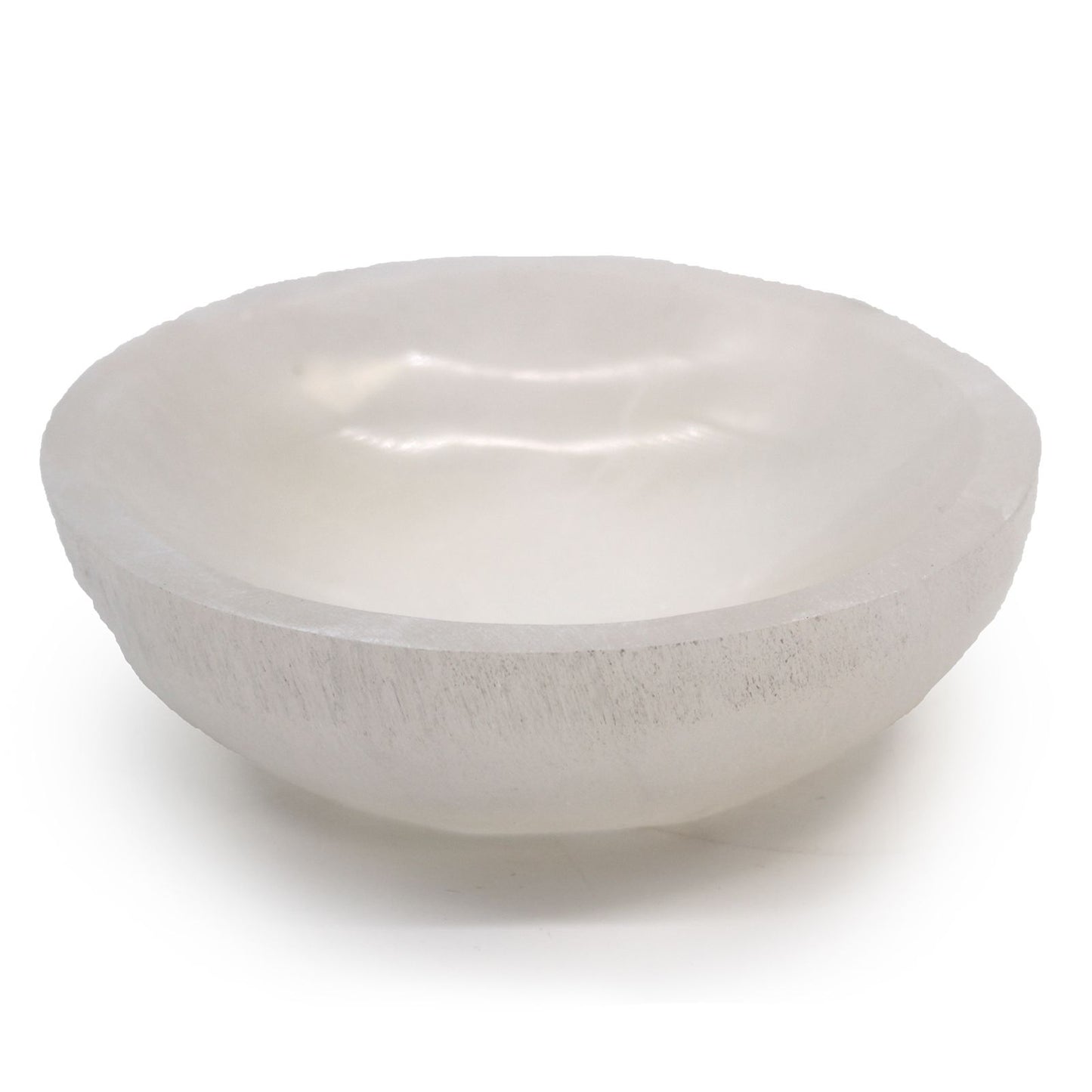 Runde Selenitschale mit 15cm Durchmesser und durchscheinender weißer Optik.