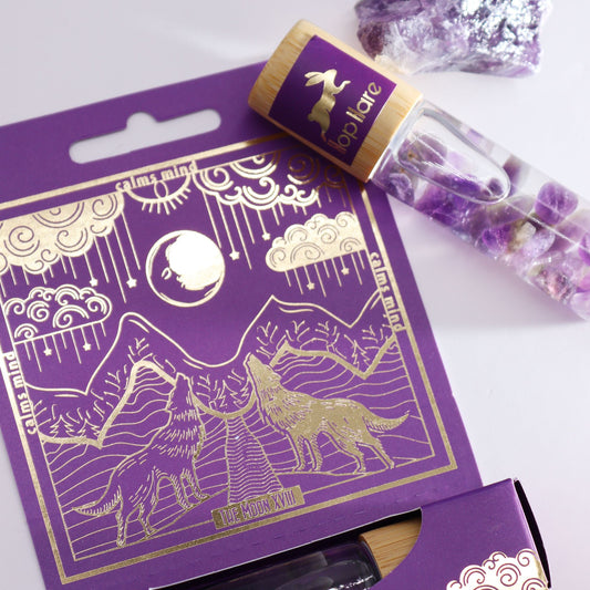 Ätherischer Roll-On mit Amethyst und Lavendelduft auf violetter Karte.