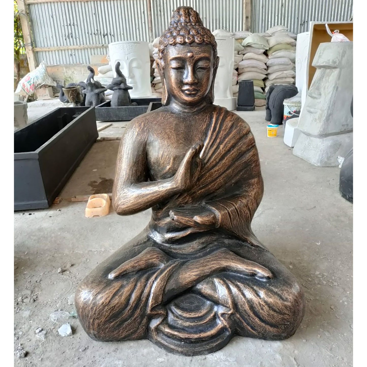 Buddha-Statue in antikgoldener Farbe in Meditationshaltung.