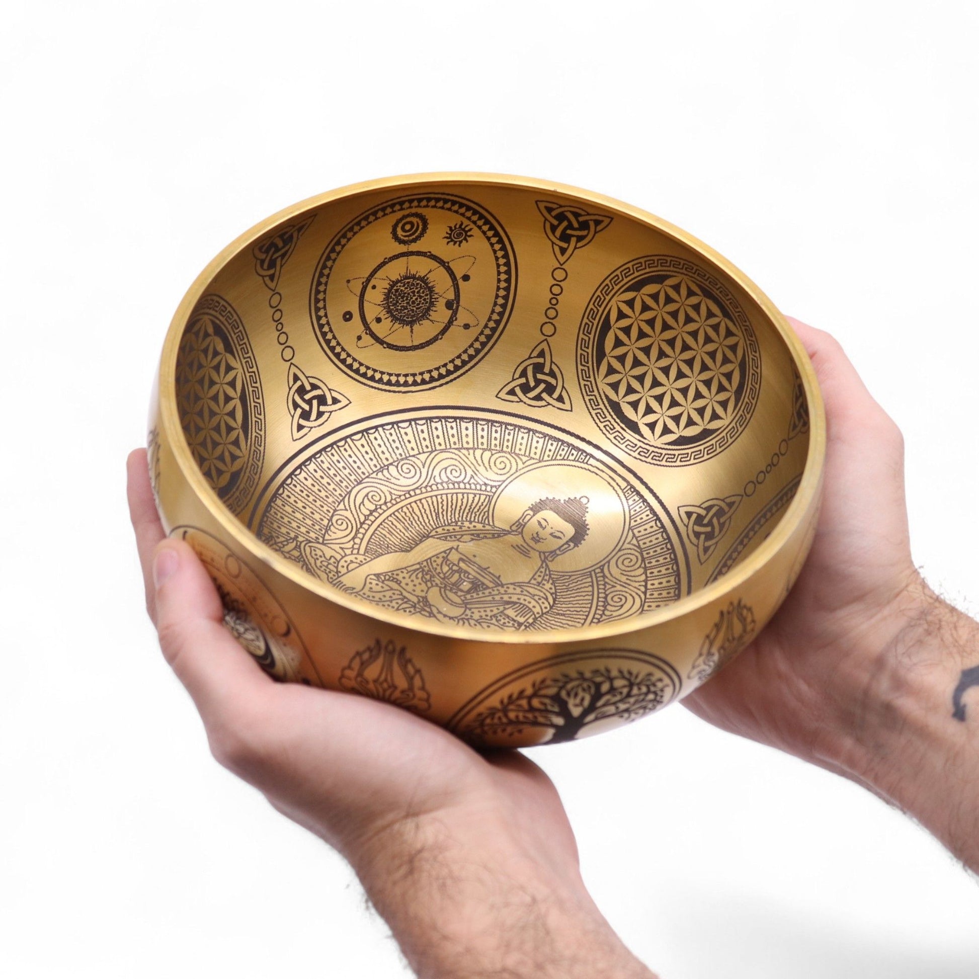 Vier handgefertigte Messing-Klangschalen mit Buddha-Gravuren.