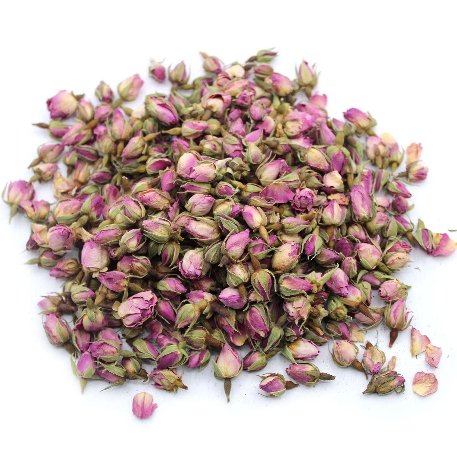 Getrocknete rosa Rosenknospen auf weißem Hintergrund.
