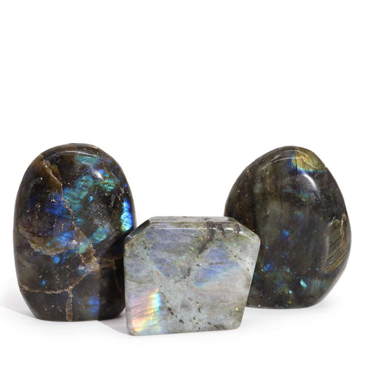 Drei polierte Labradorit-Trommelsteine mit blau-grüner und silberner Irisierung.