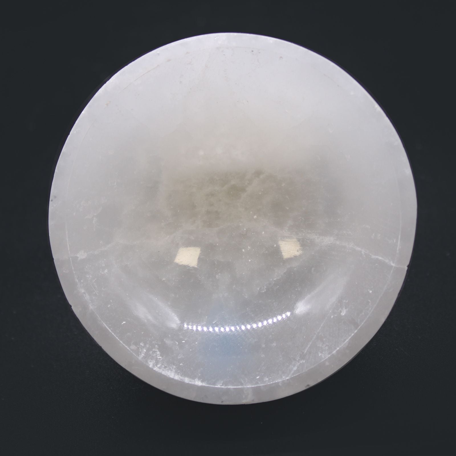 Runde Selenitschale mit einem Durchmesser von 8 cm.
