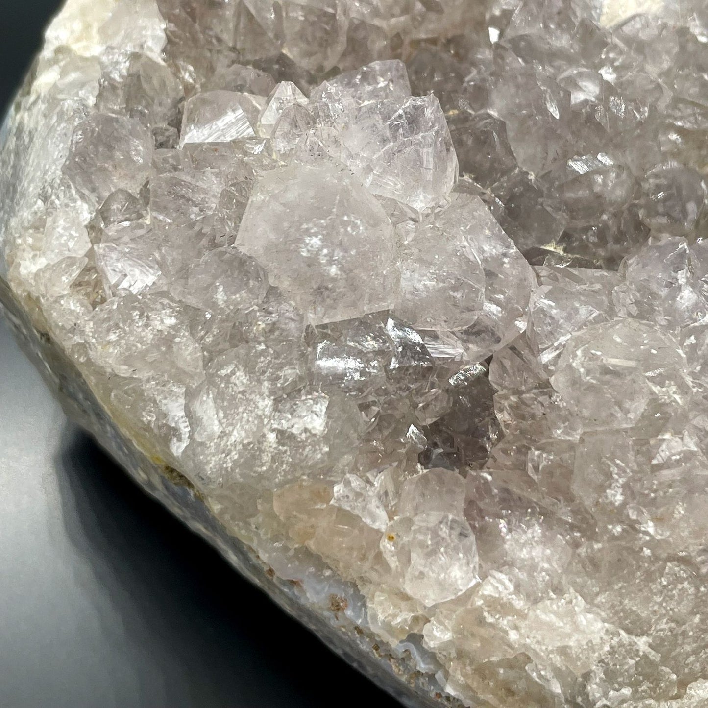 Naturbelassene Hexenfinger-Quarz Rohsteine mit klaren, fingerförmigen Kristallstrukturen.