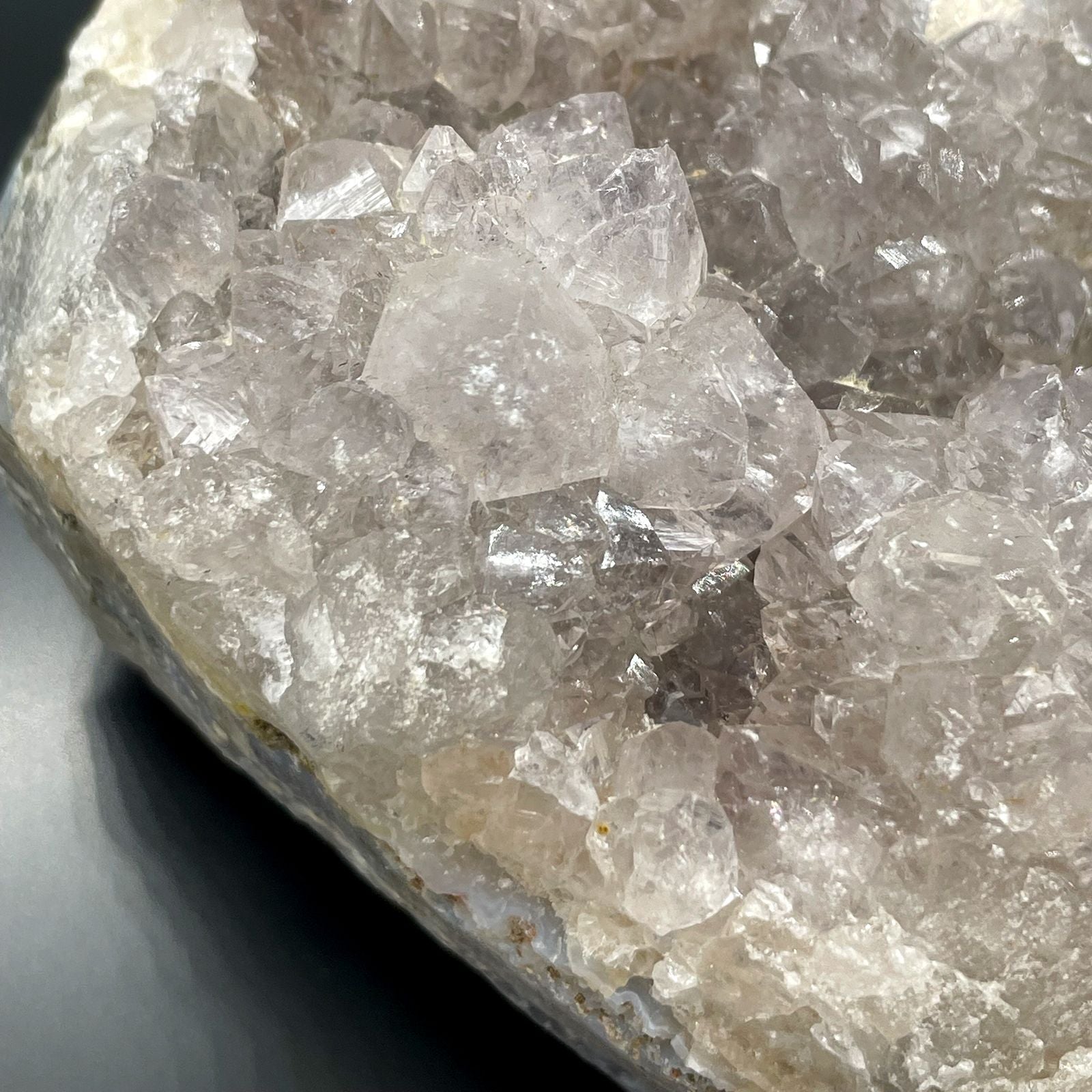 Naturbelassene Hexenfinger-Quarz Rohsteine mit klaren, fingerförmigen Kristallstrukturen.