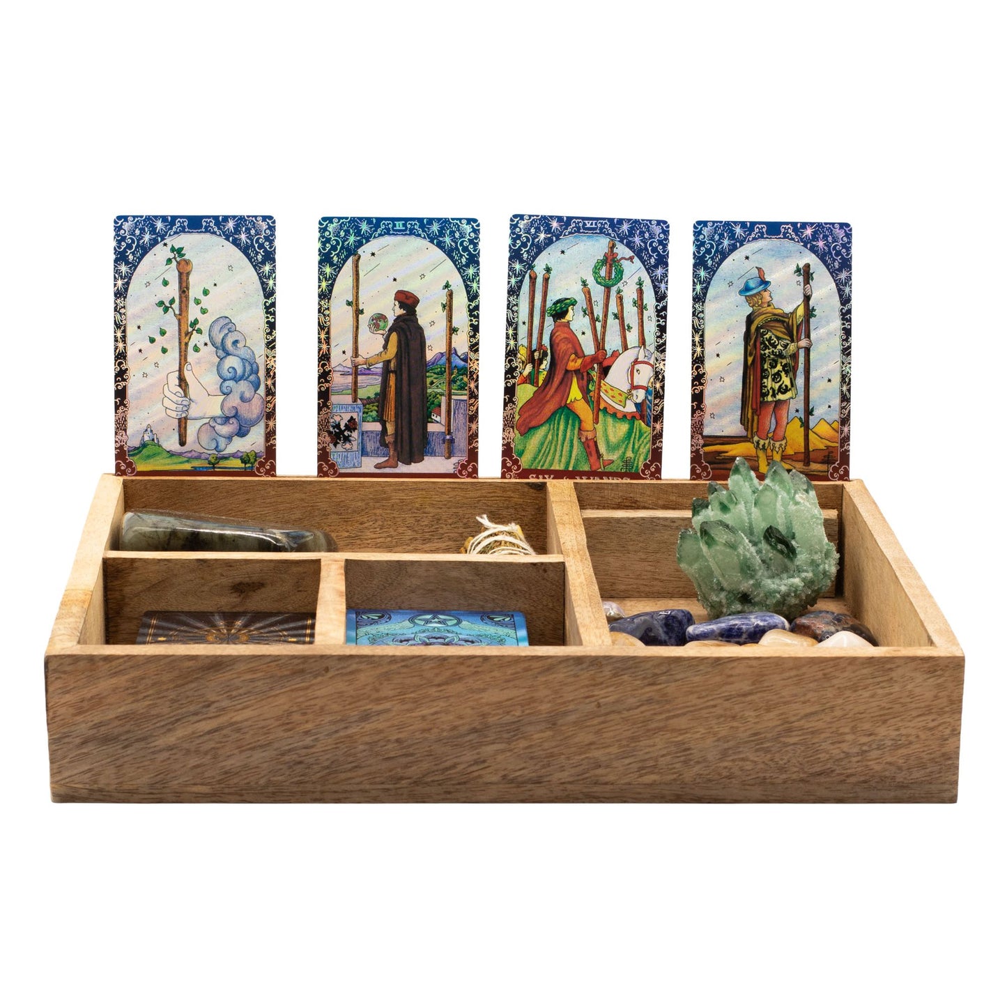 Holzbox mit Tarotkarten und Kristallen