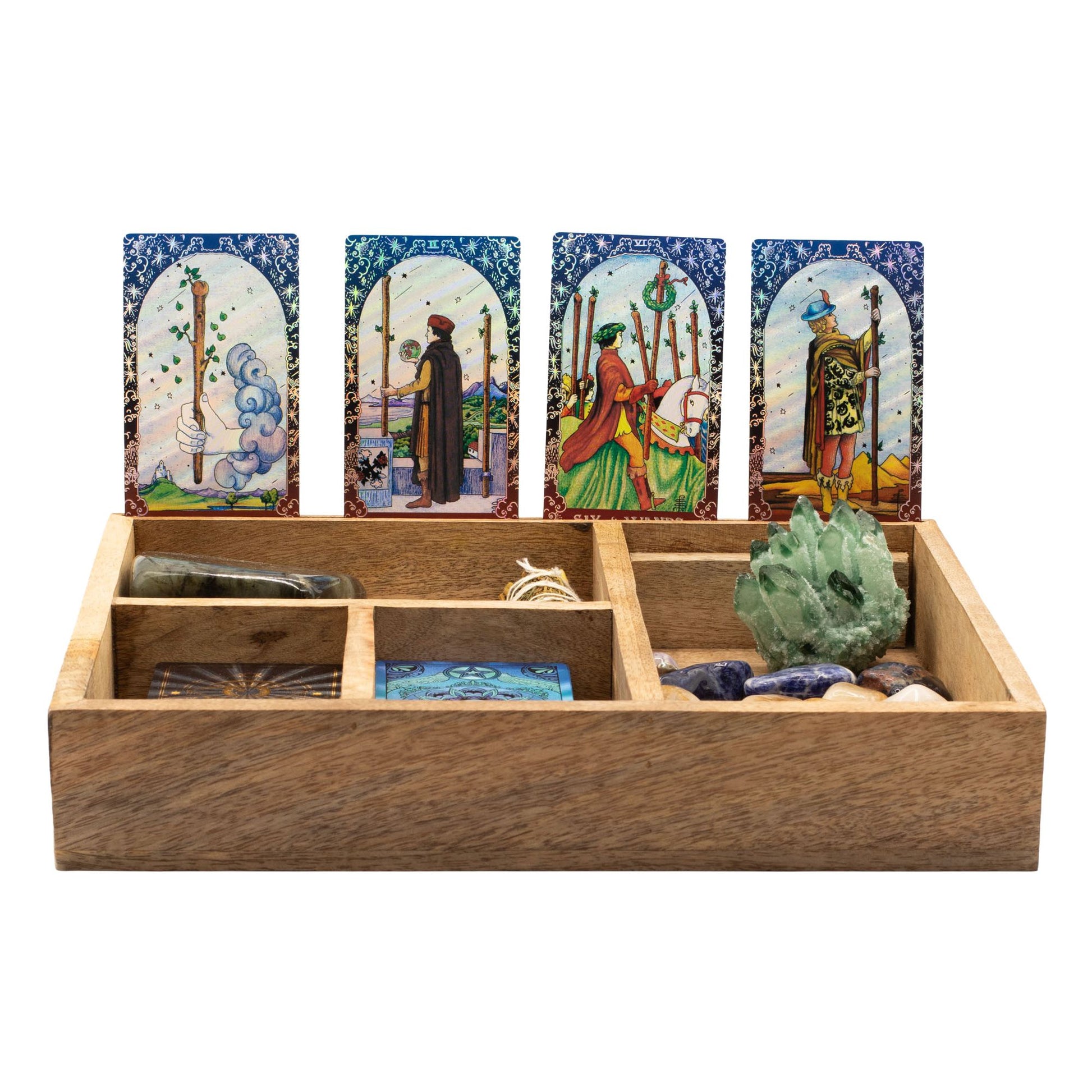 Holzbox mit Tarotkarten und Kristallen
