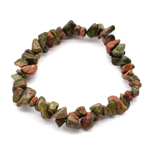 Edelstein-Splitterarmband aus Unakit mit grünen und roten Steinen.