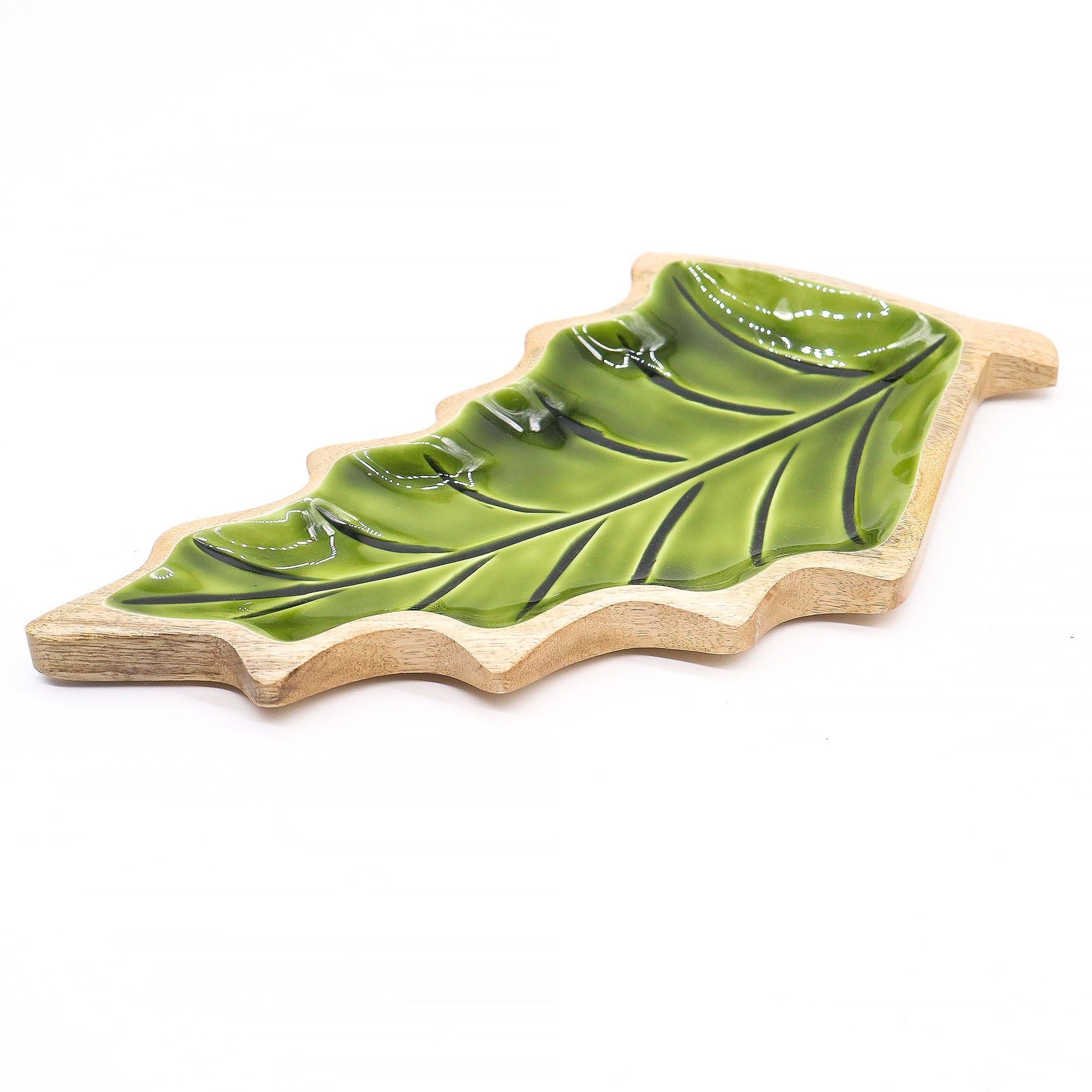 Schale aus Mangoholz in Blattform mit grüner Emaille-Innenseite.
