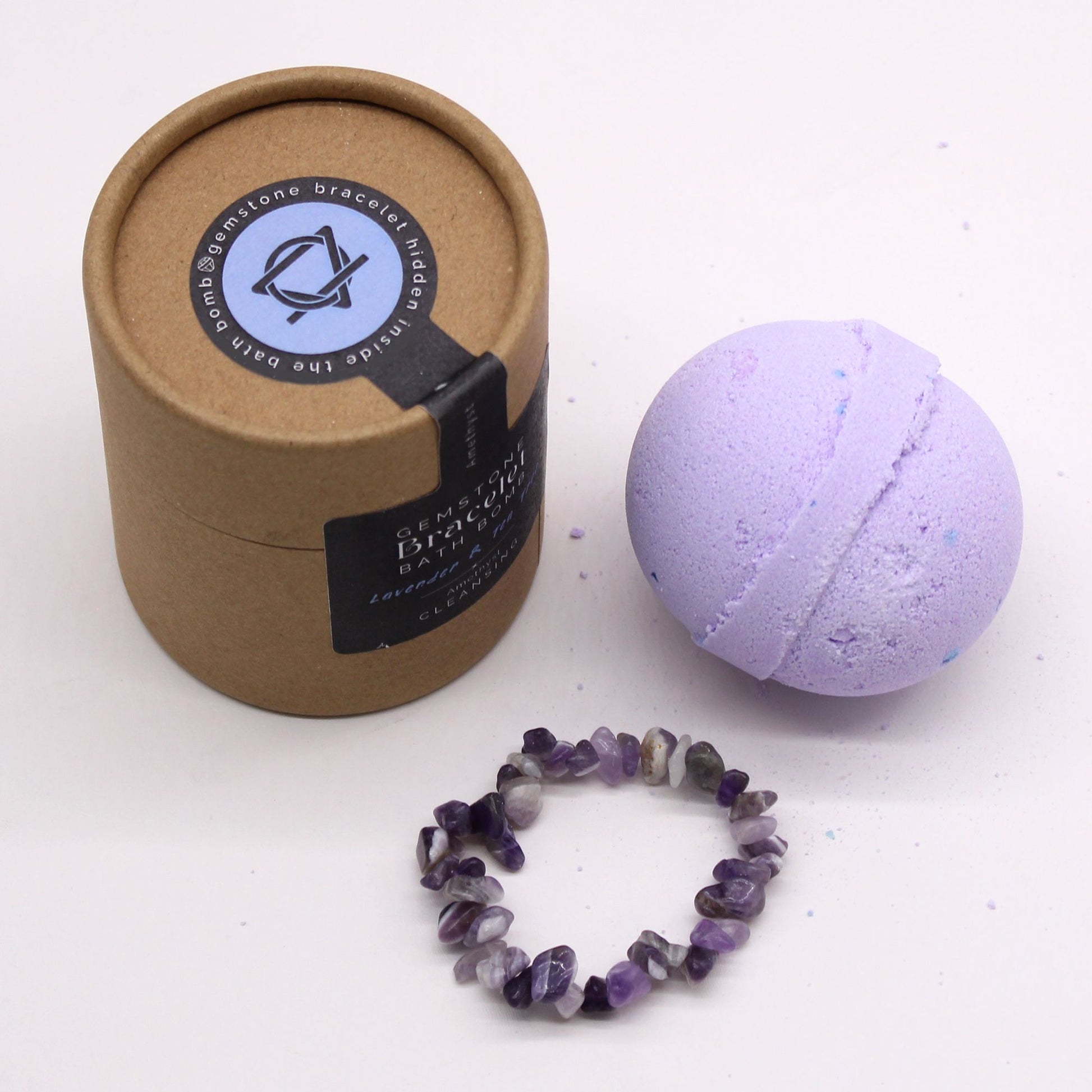 Badebombe mit Amethyst-Edelsteinarmband und Lavendelduft.