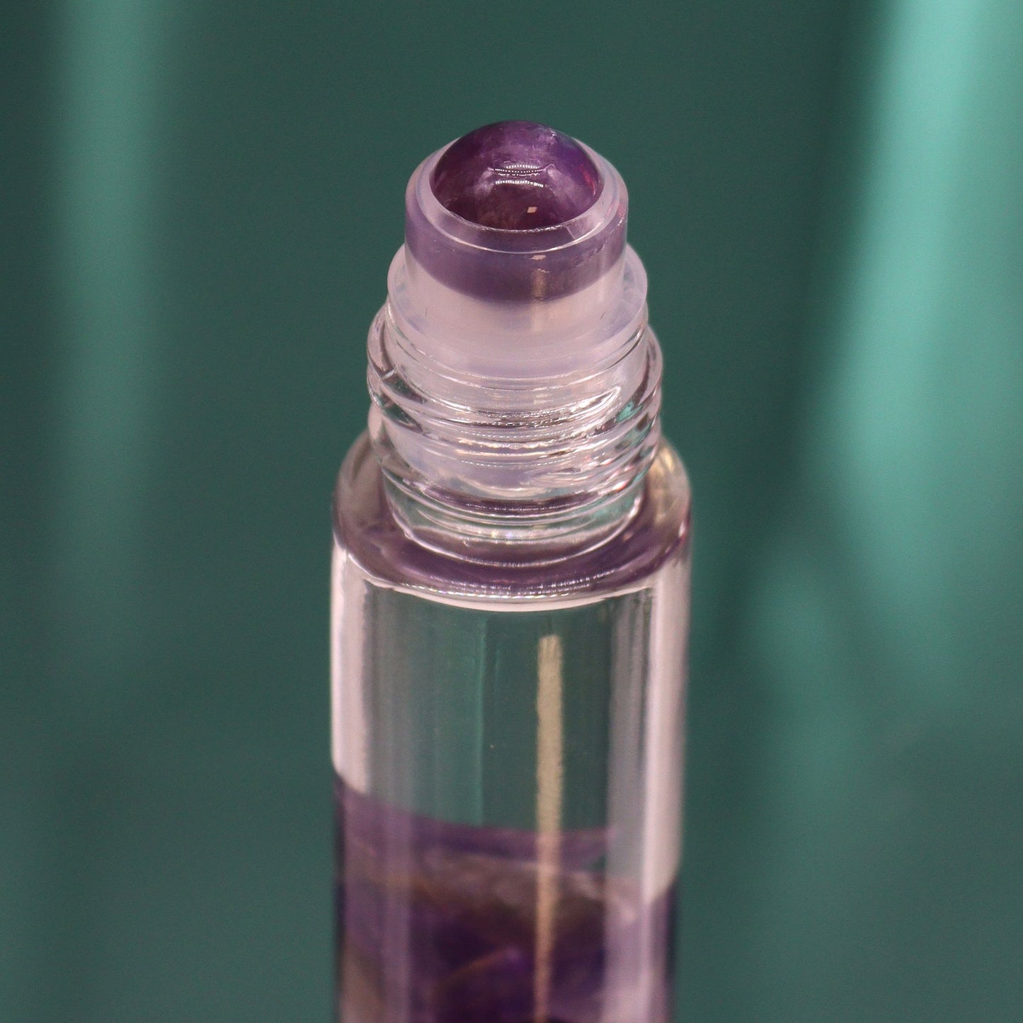 Ein Roll-On mit Amethyst-Splittern und ätherischen Ölen.