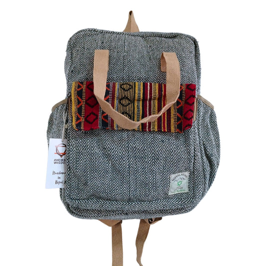 Nachhaltiger Rucksack aus Hanf mit buntem Muster und Henkeln.