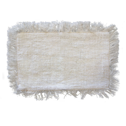 Ökologischer Leinen-Kissenbezug mit Fransen in Beige.