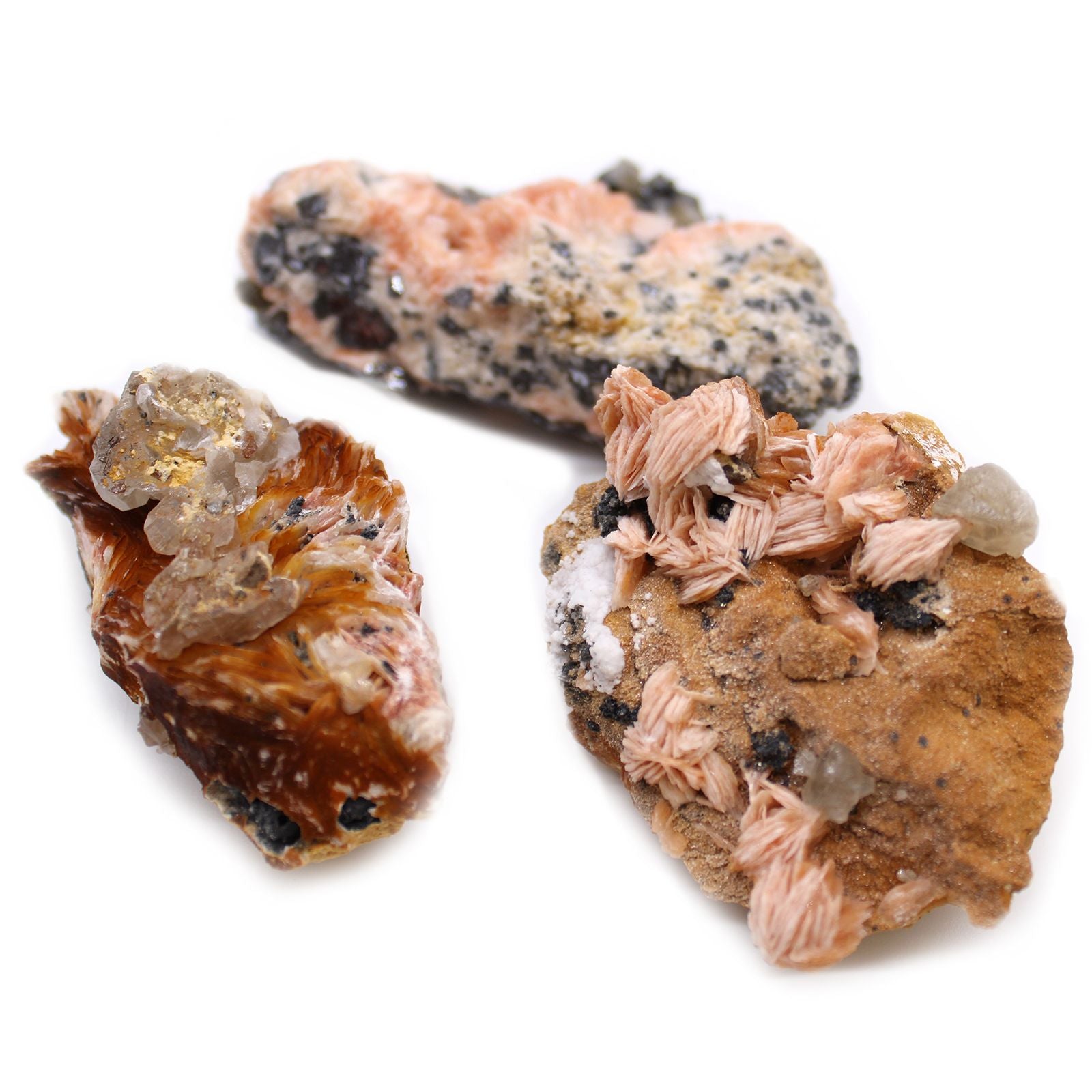 Drei rohe Barit-Sericit-Mineralien mit rosa und braunen Kristallen auf weißem Hintergrund.