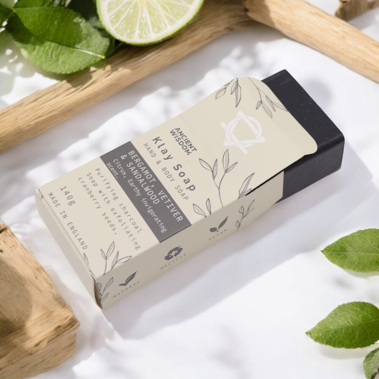 Natürliche Tonerde-Seife mit Aktivkohle und ätherischen Ölen von Bergamotte, Vetiver und Sandelholz.