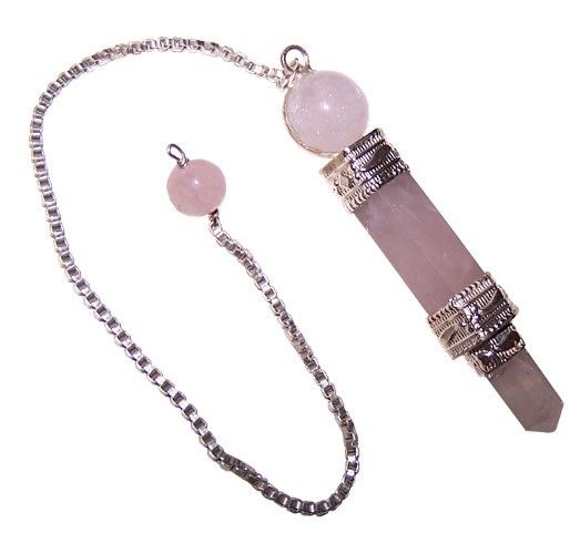 Dreiteiliges Pendel aus Rosenquarz mit silberplattierter Kette.