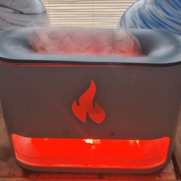 Grauer Aroma-Diffuser mit Flammen-Effekt und roter Beleuchtung.