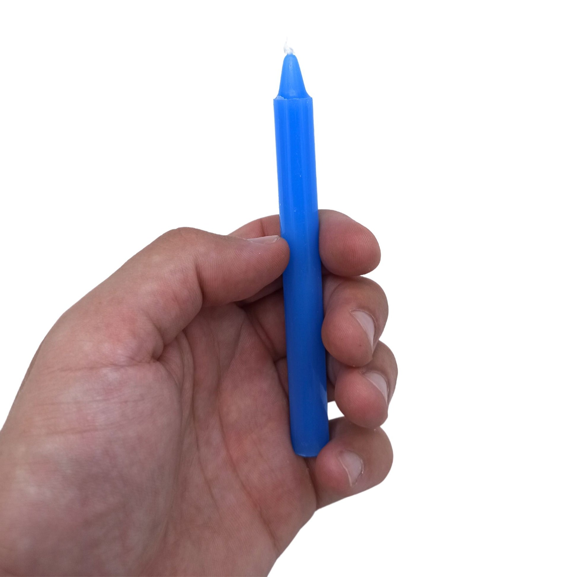 Eine hellblaue Ritualkerze für spirituelle Arbeit wird in einer Hand gehalten.