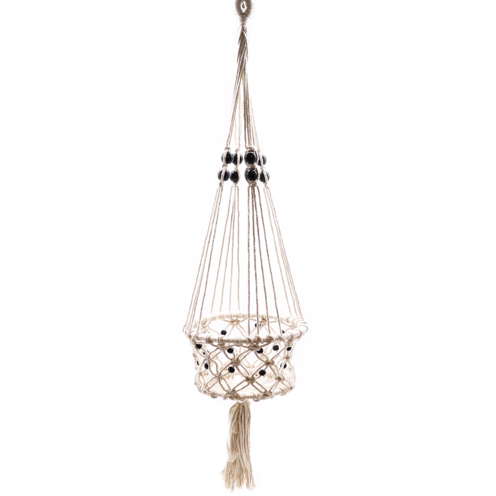 Makramee Blumentopfhalter mit schwarzen Perlen und Quaste.