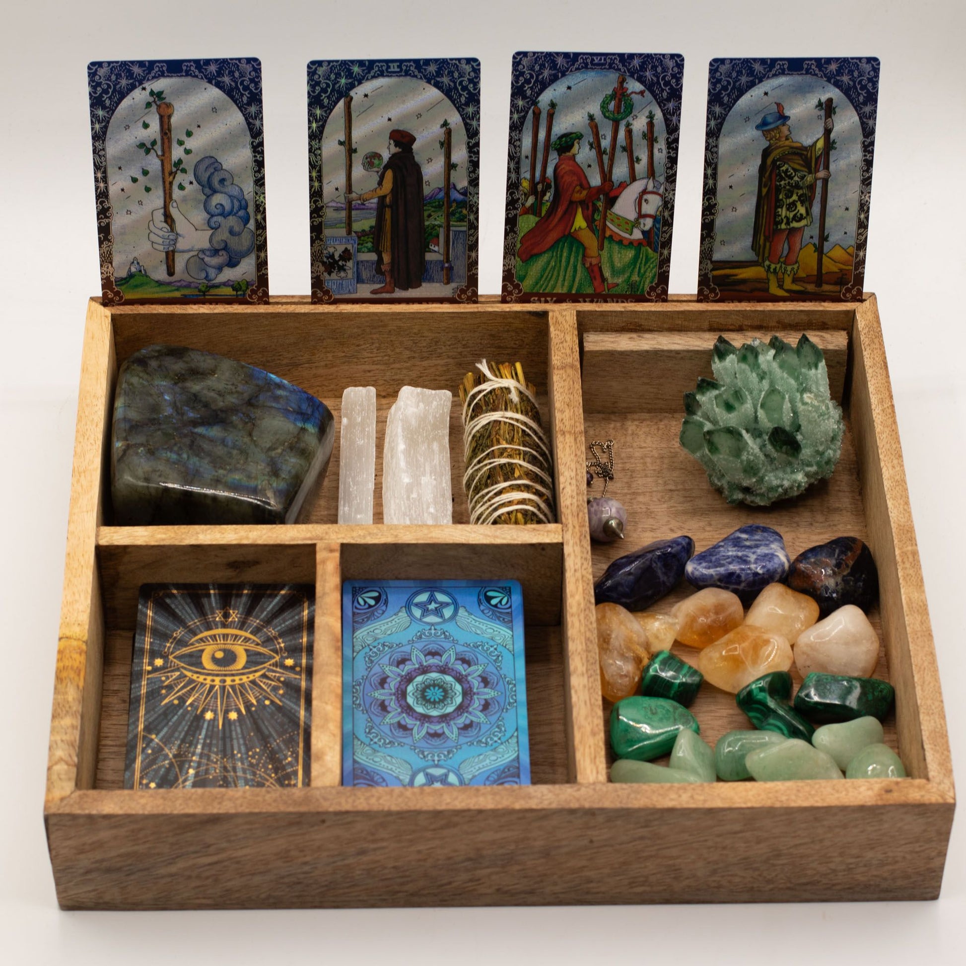 Holzbox mit Tarotkarten und Kristallen