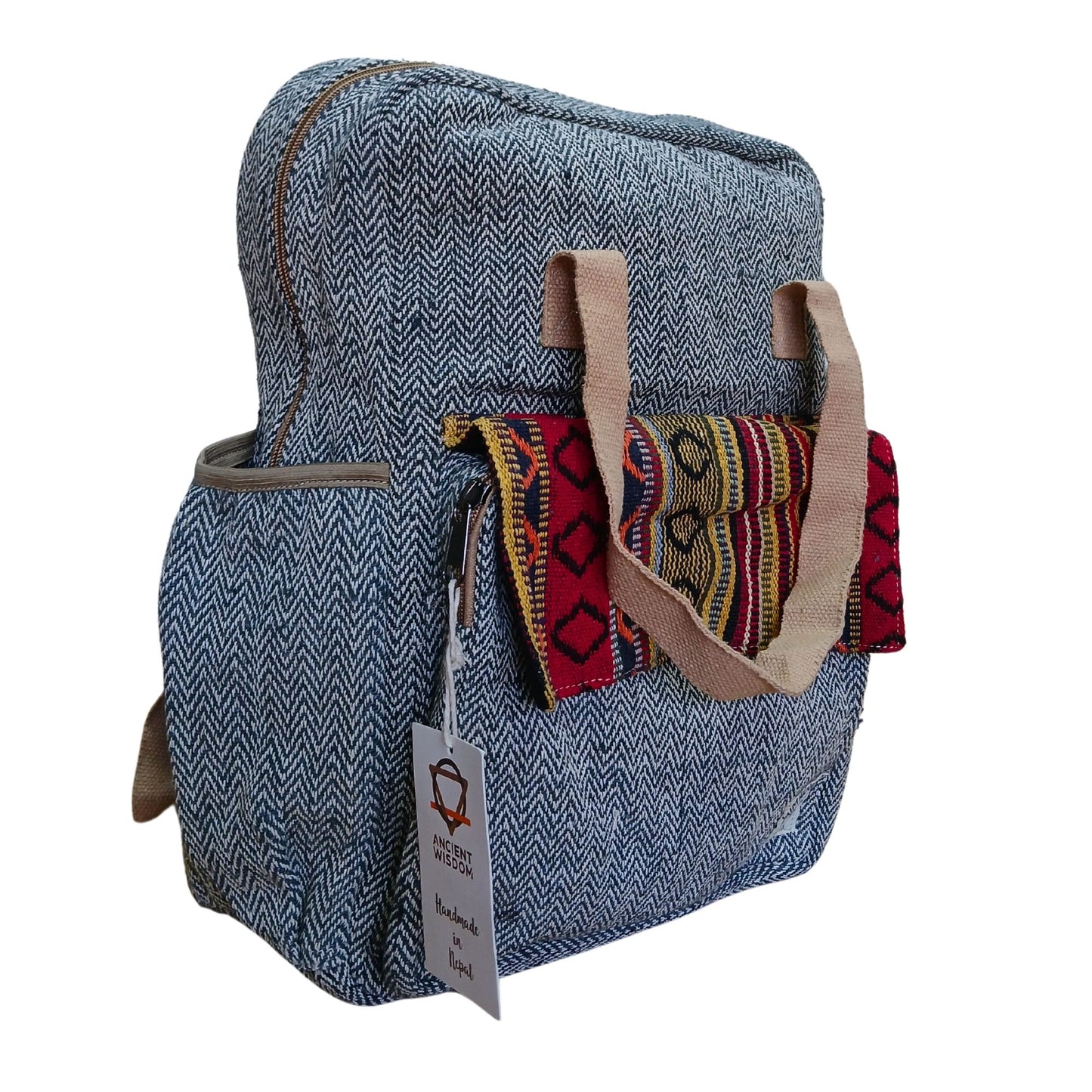 Nachhaltiger Rucksack aus Hanf und Baumwolle mit buntem Muster und Anhänger.