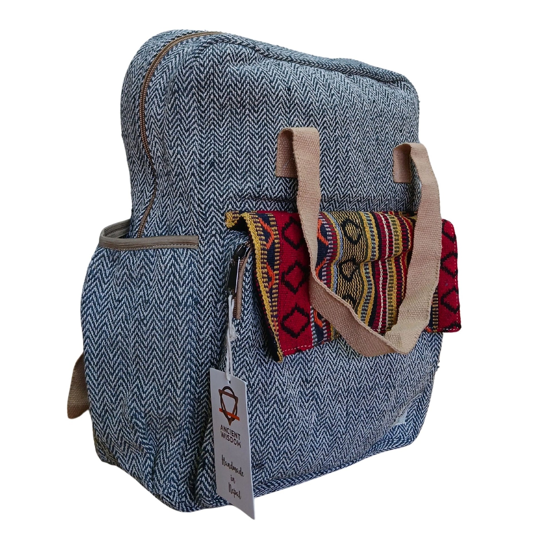 Nachhaltiger Rucksack aus Hanf und Baumwolle mit buntem Muster und Anhänger.