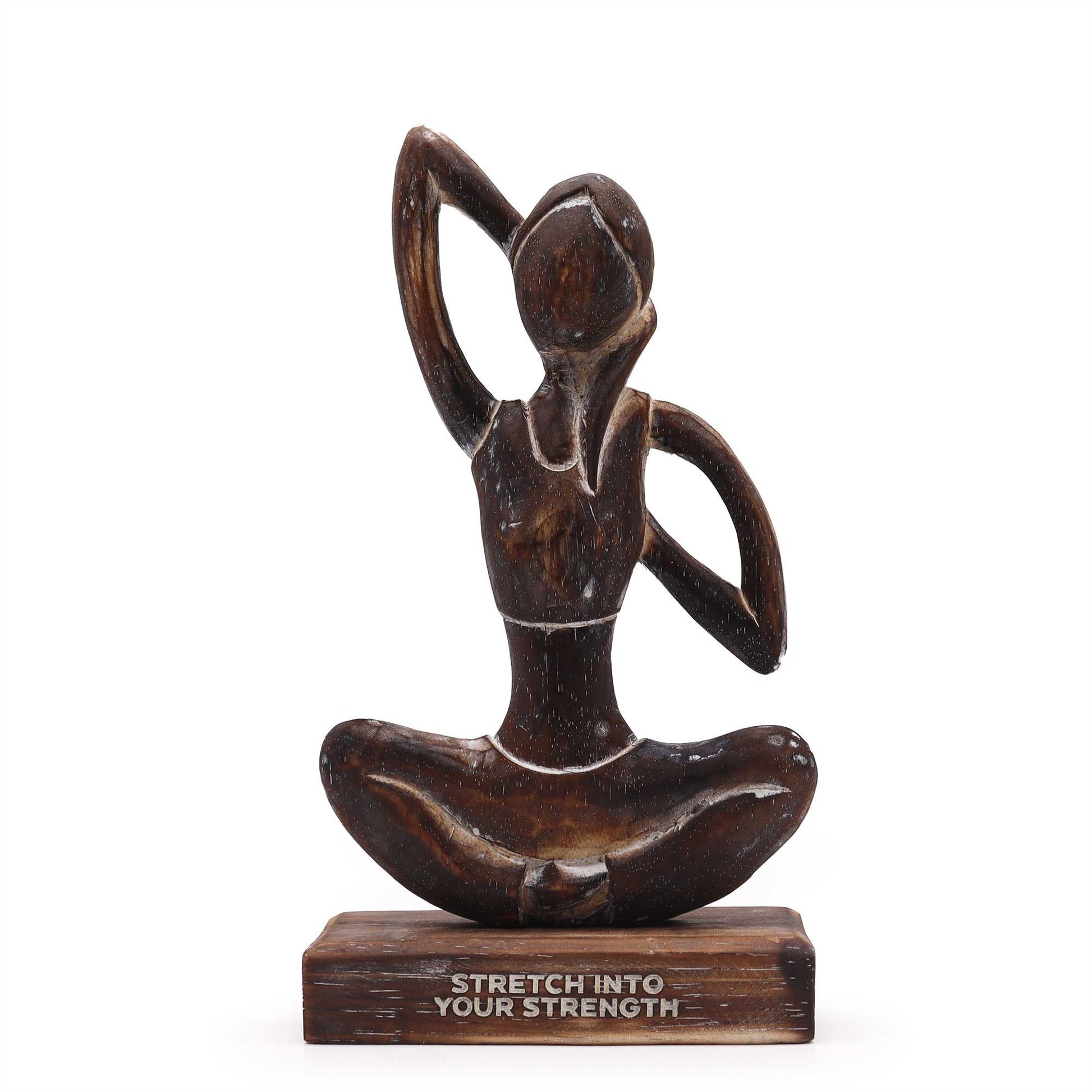 Yoga-Holzfigur in sitzender Haltung mit der Aufschrift "Stretch into Your Strength".