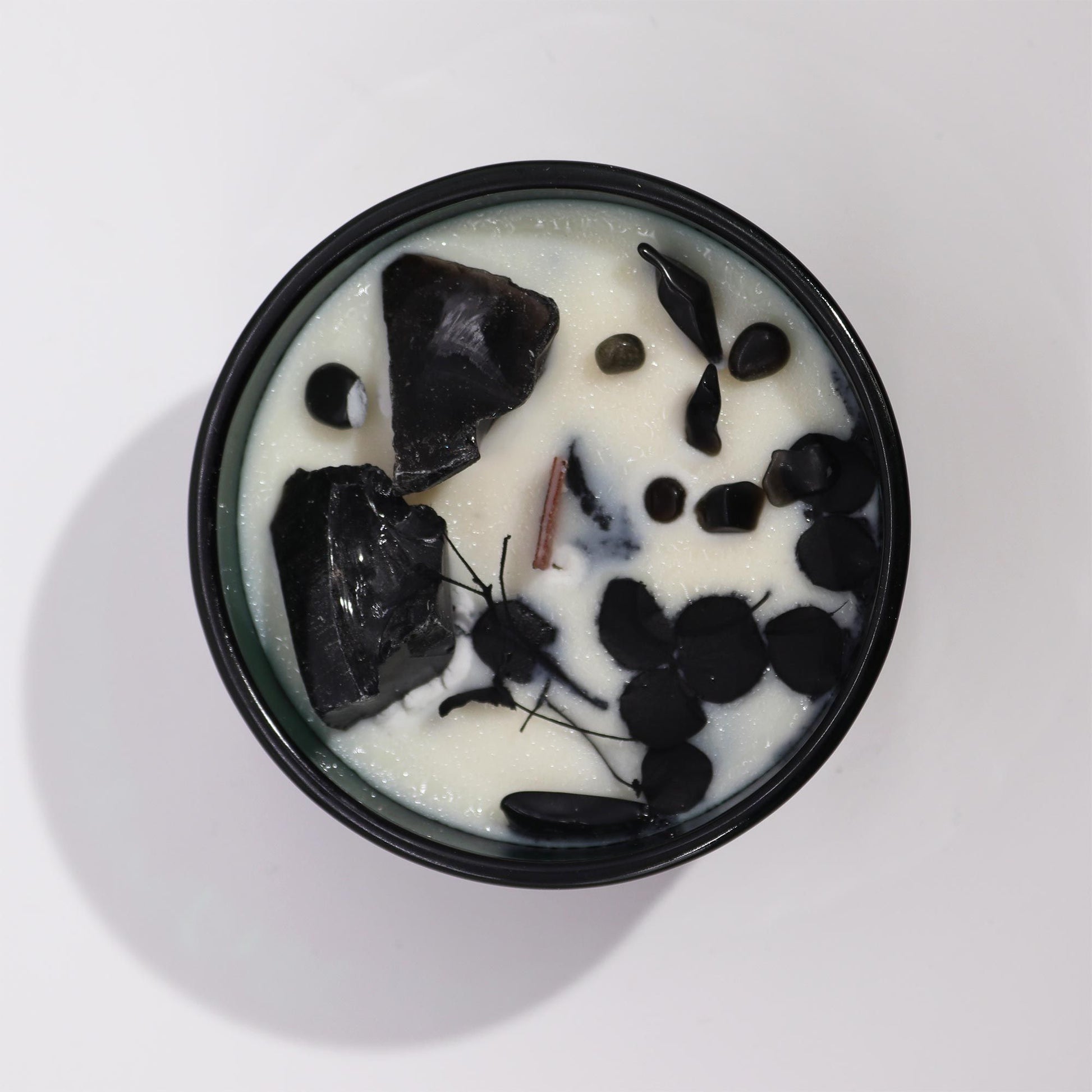 Kerze aus Sojawachs mit schwarzem Obsidian und Zedernholzduft.