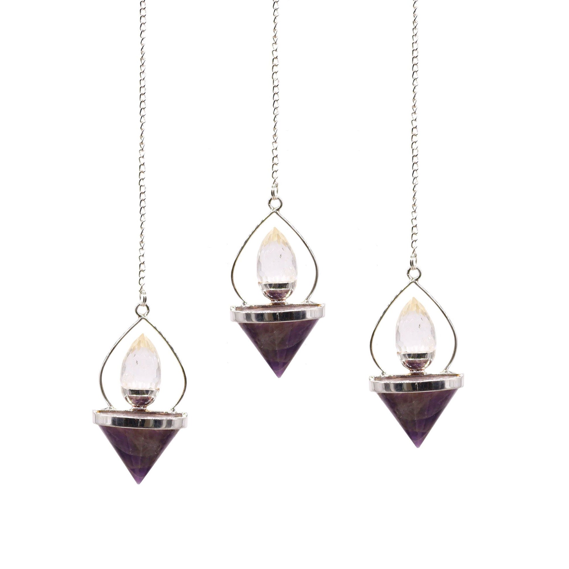 Drei Pendel aus Amethyst und Bergkristall hängen an silbernen Ketten.