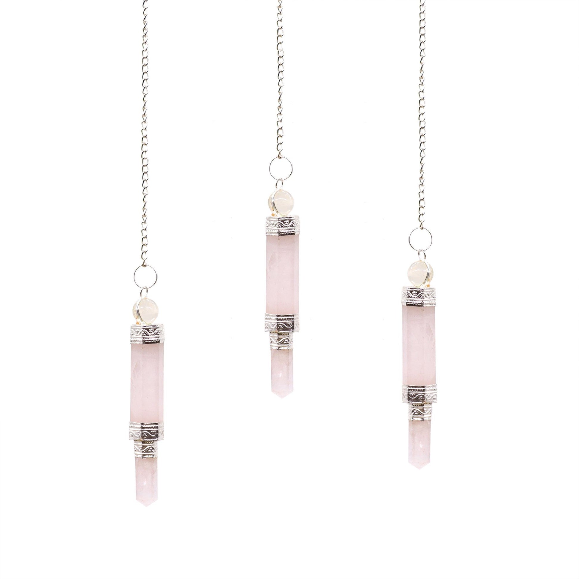 Dreiteiliges Pendel aus Rosenquarz mit silberplattierter Kette.