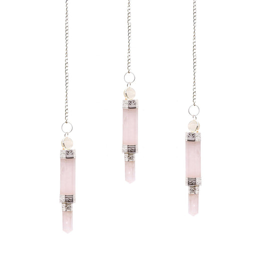 Dreiteiliges Pendel aus Rosenquarz mit silberplattierter Kette.