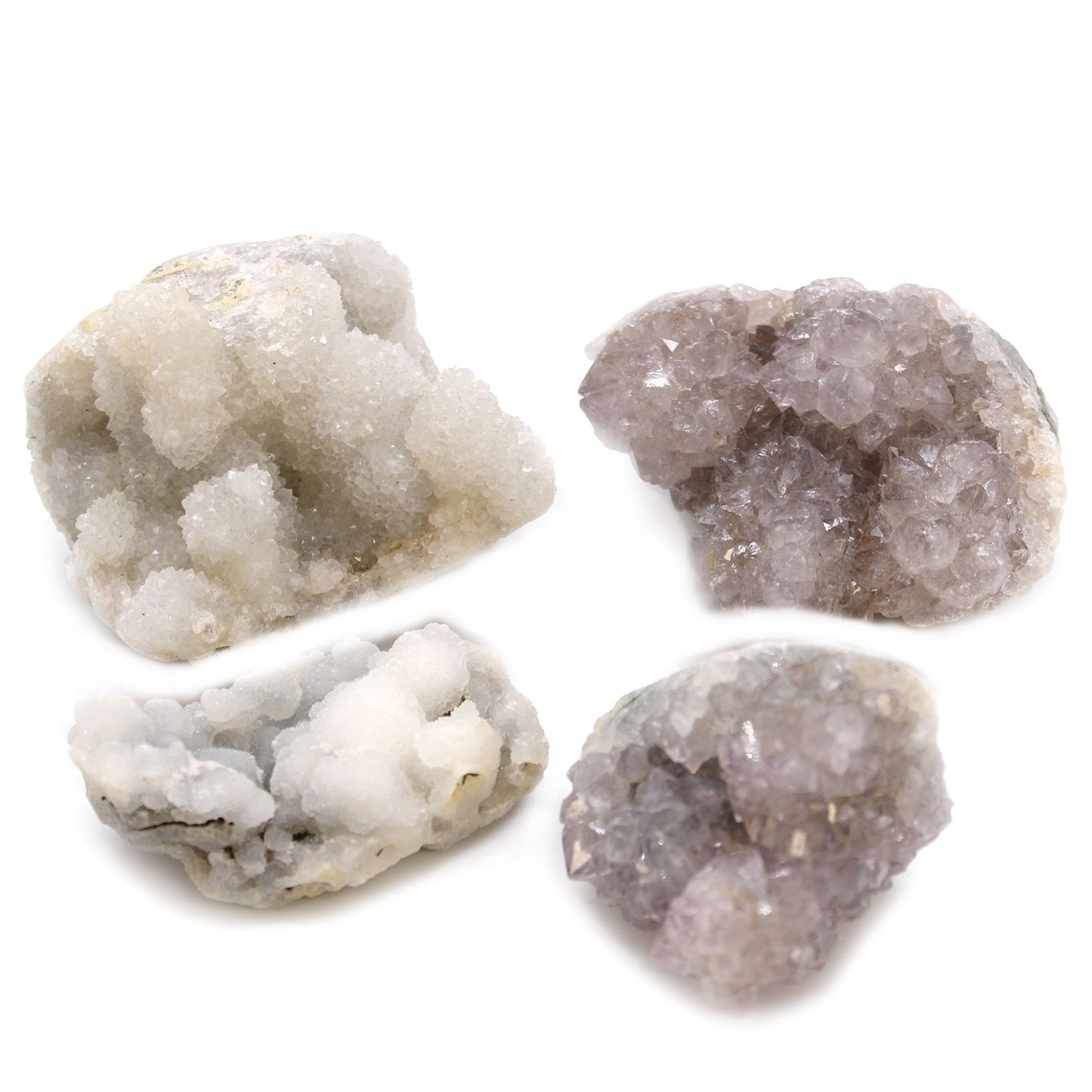 Vier rohe, naturbelassene Hexenfinger-Quarz-Kristalle in verschiedenen Größen und Weißtönen.