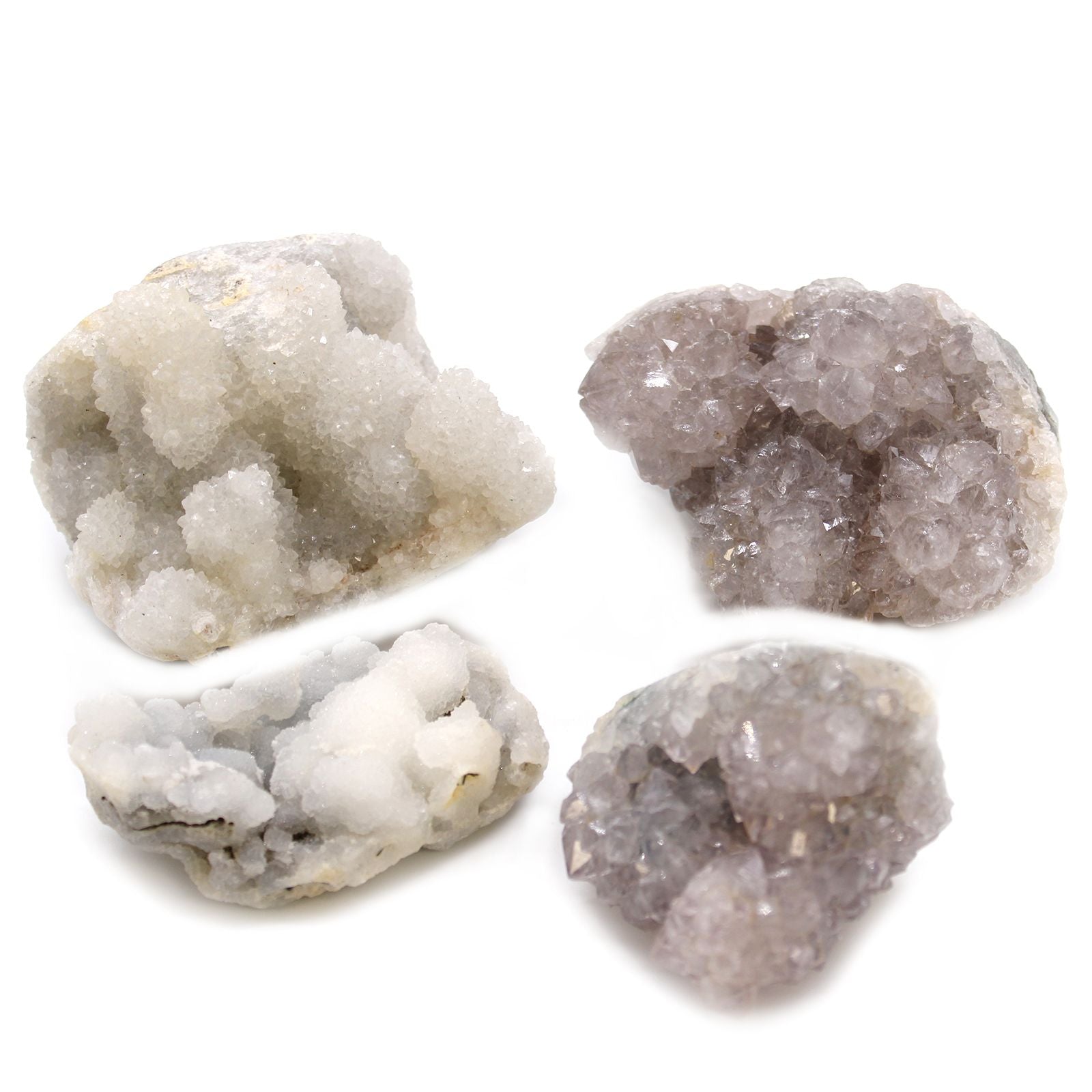 Vier rohe, naturbelassene Hexenfinger-Quarz-Kristalle in verschiedenen Größen und Weißtönen.
