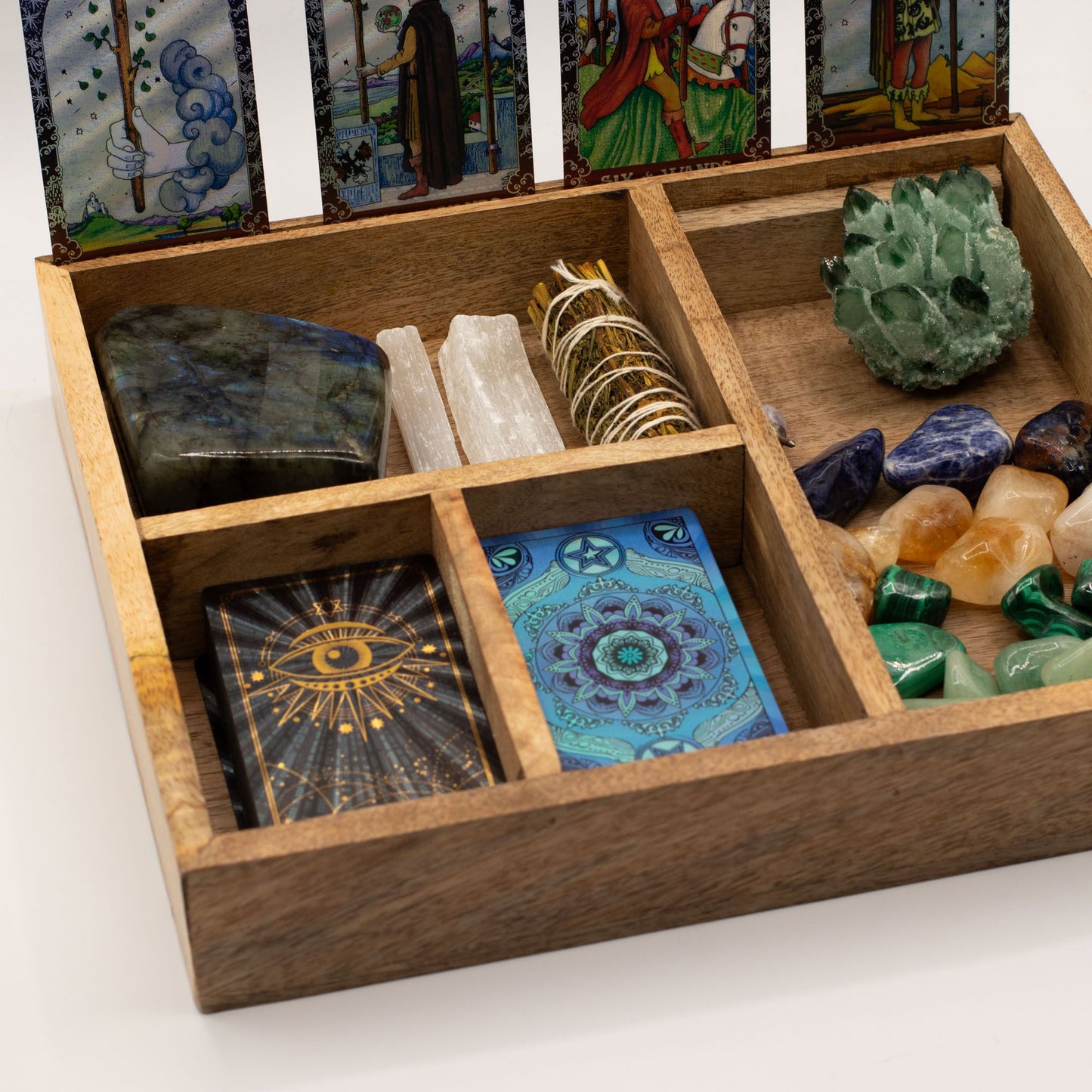 Holzbox mit Tarotkarten, Kristallen und Räucherstäbchen.