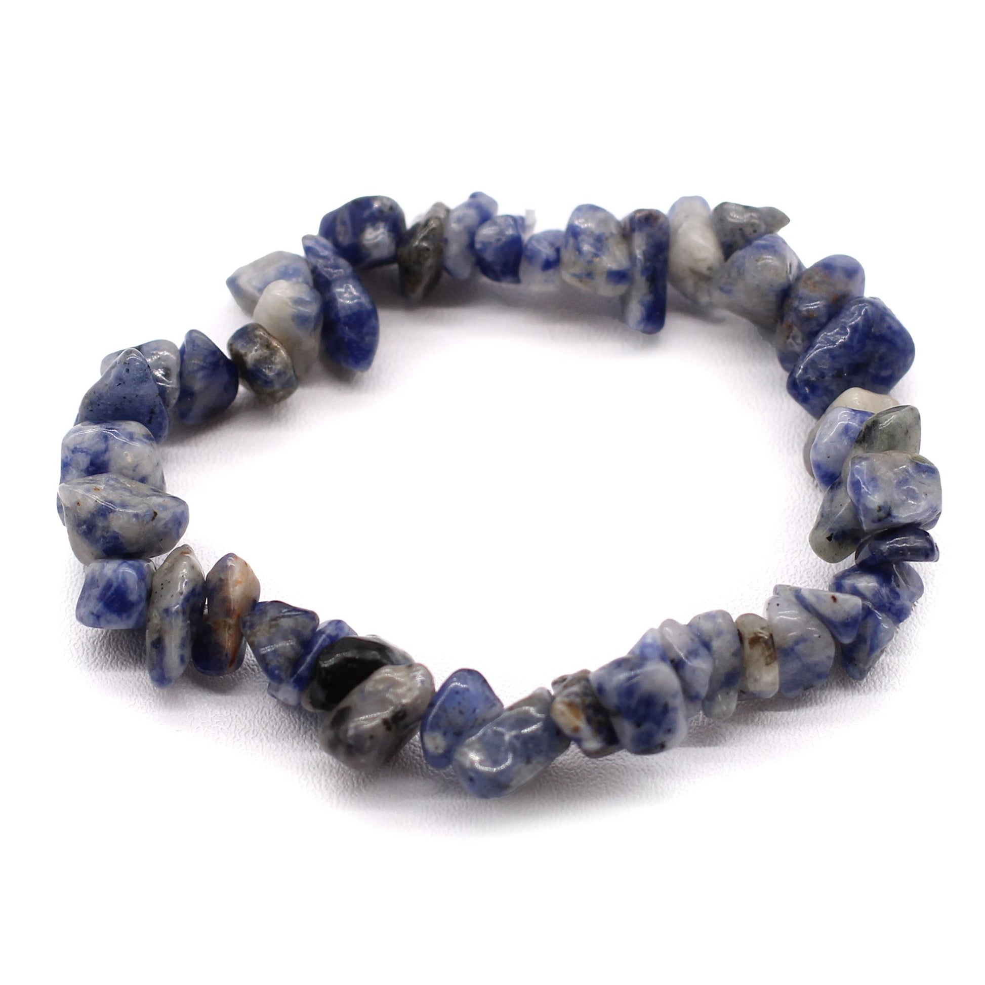 Armband aus blauen und weißen Sodalith-Steinen.