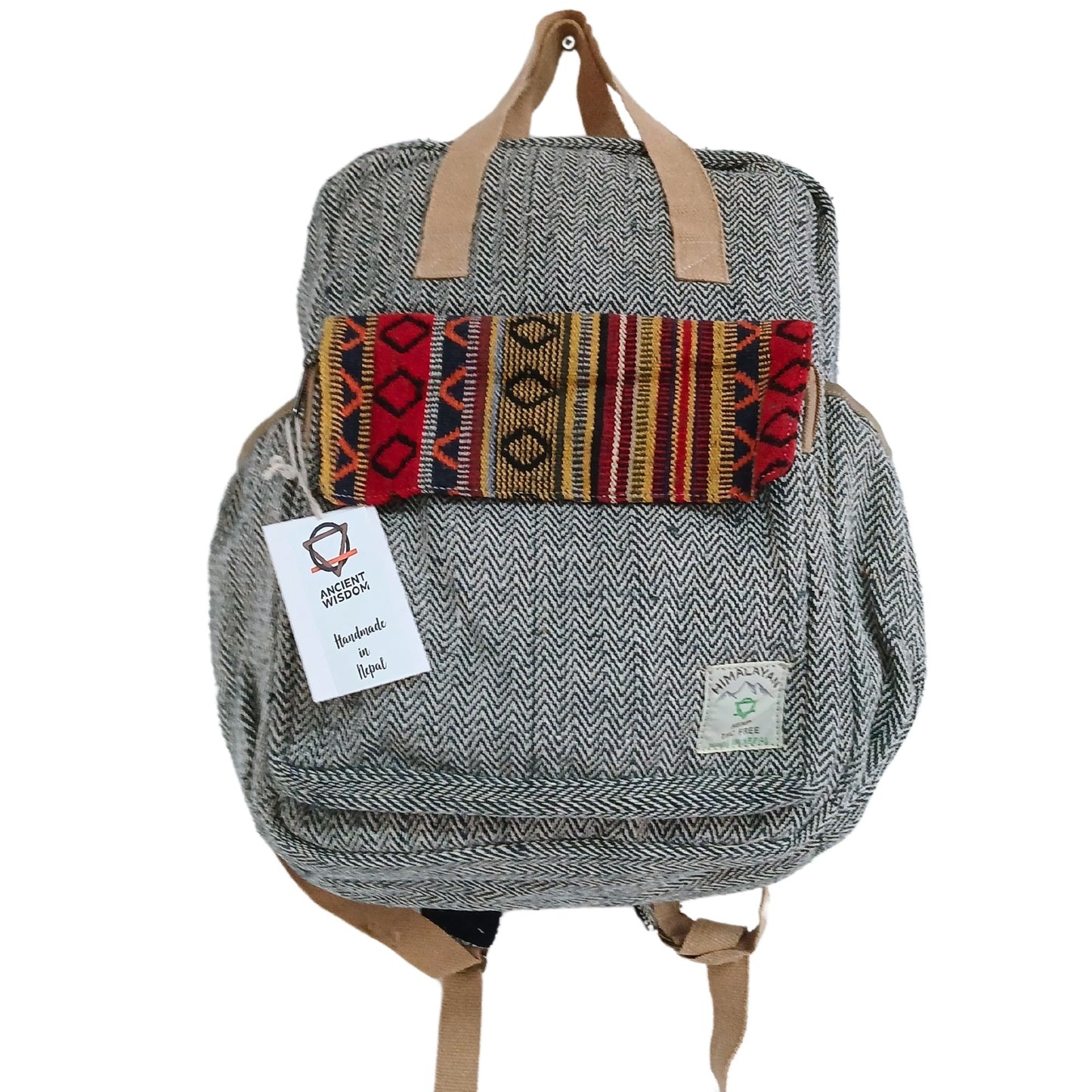 Grauer Hanf-Rucksack mit buntem Ethno-Muster und Lederdetails.