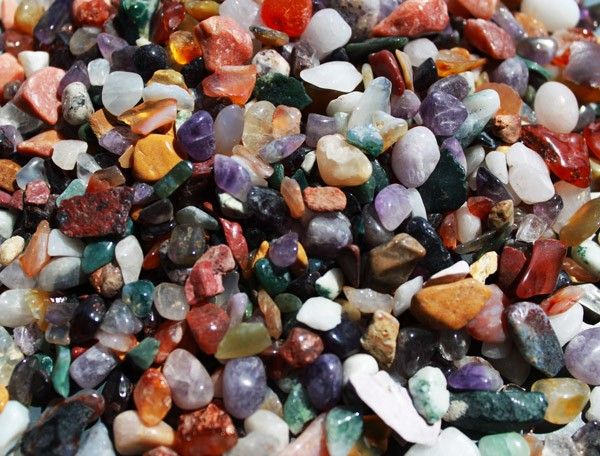 Bunte Mischung aus getrommelten Edelsteinchips in verschiedenen Farben und Größen.