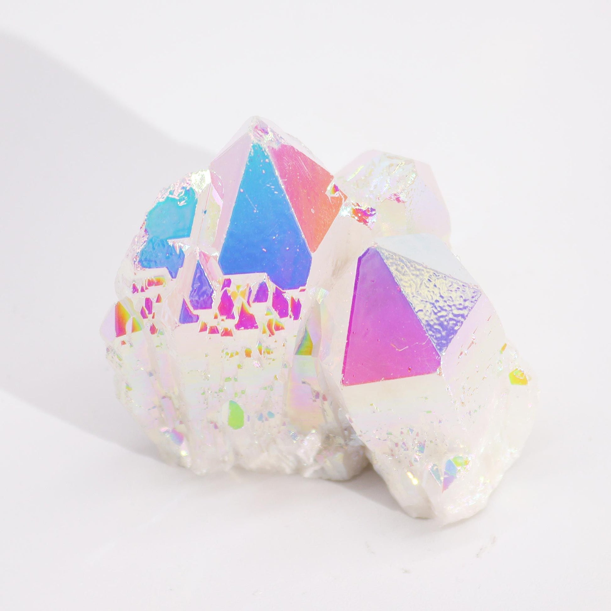 Natürlicher Angel Aura Quarz Cluster mit regenbogenfarbenem Schimmer.