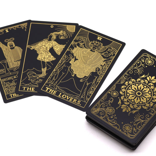Schwarzes Tarot-Kartenset mit goldener Folienprägung und Geschenkbox.