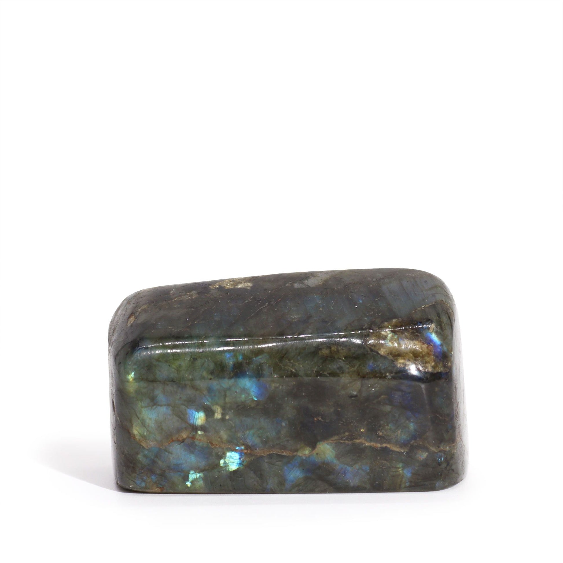 Labradorit mit blau-grünem Farbspiel auf grauem Stein.