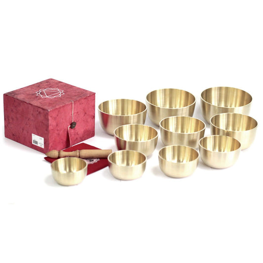 Set aus 10 Messing-Klangschalen mit Holzstab.