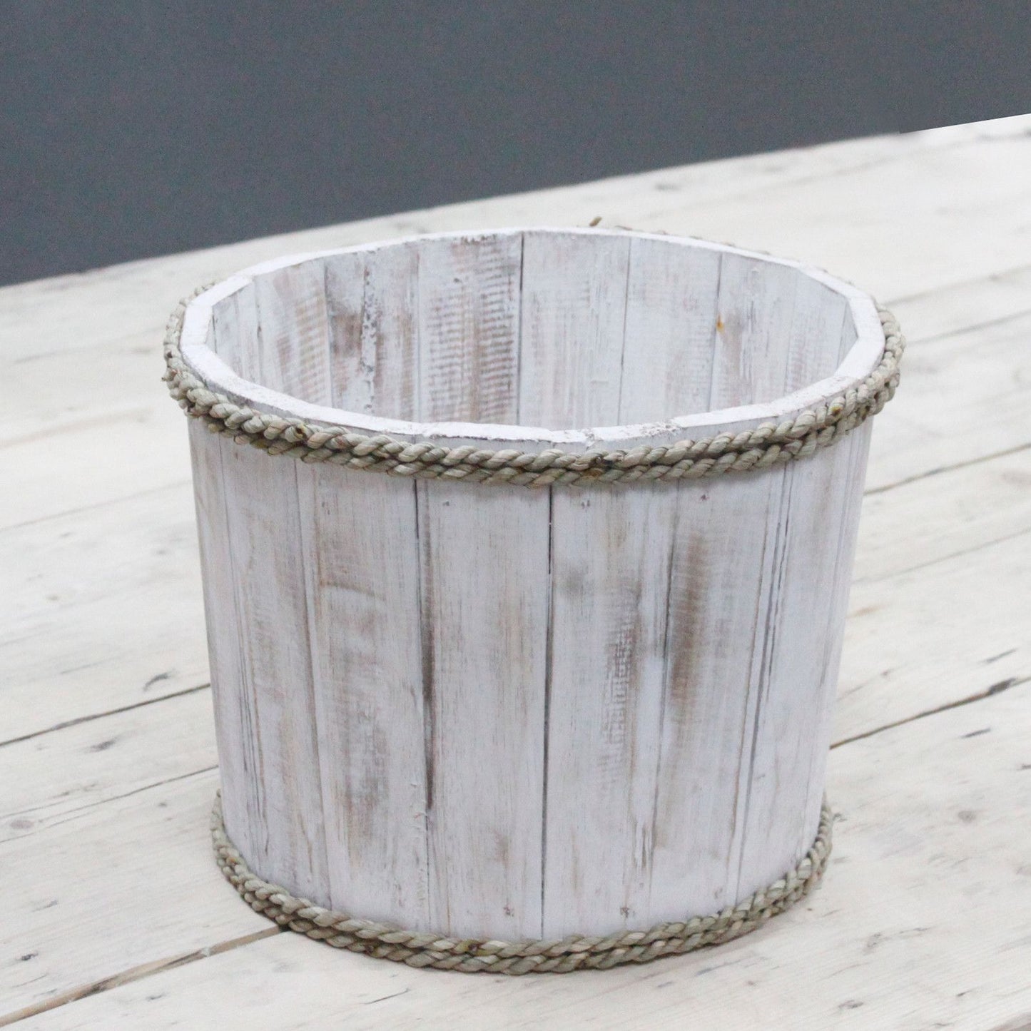 Kleiner nautischer Dekoeimer aus Holz mit Whitewash-Finish und Seilrand.