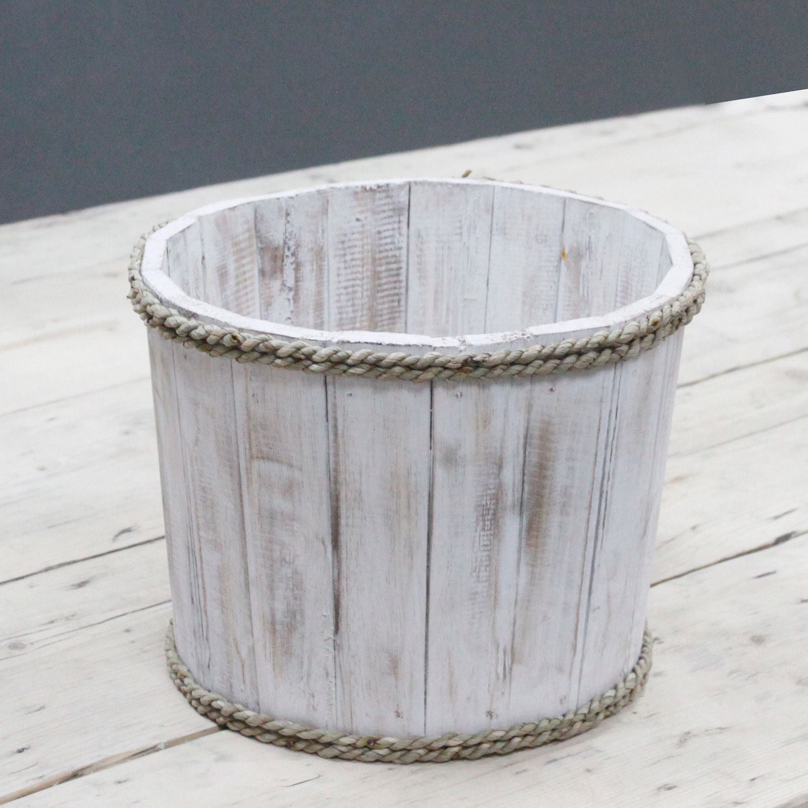 Kleiner nautischer Dekoeimer aus Holz mit Whitewash-Finish und Seilrand.