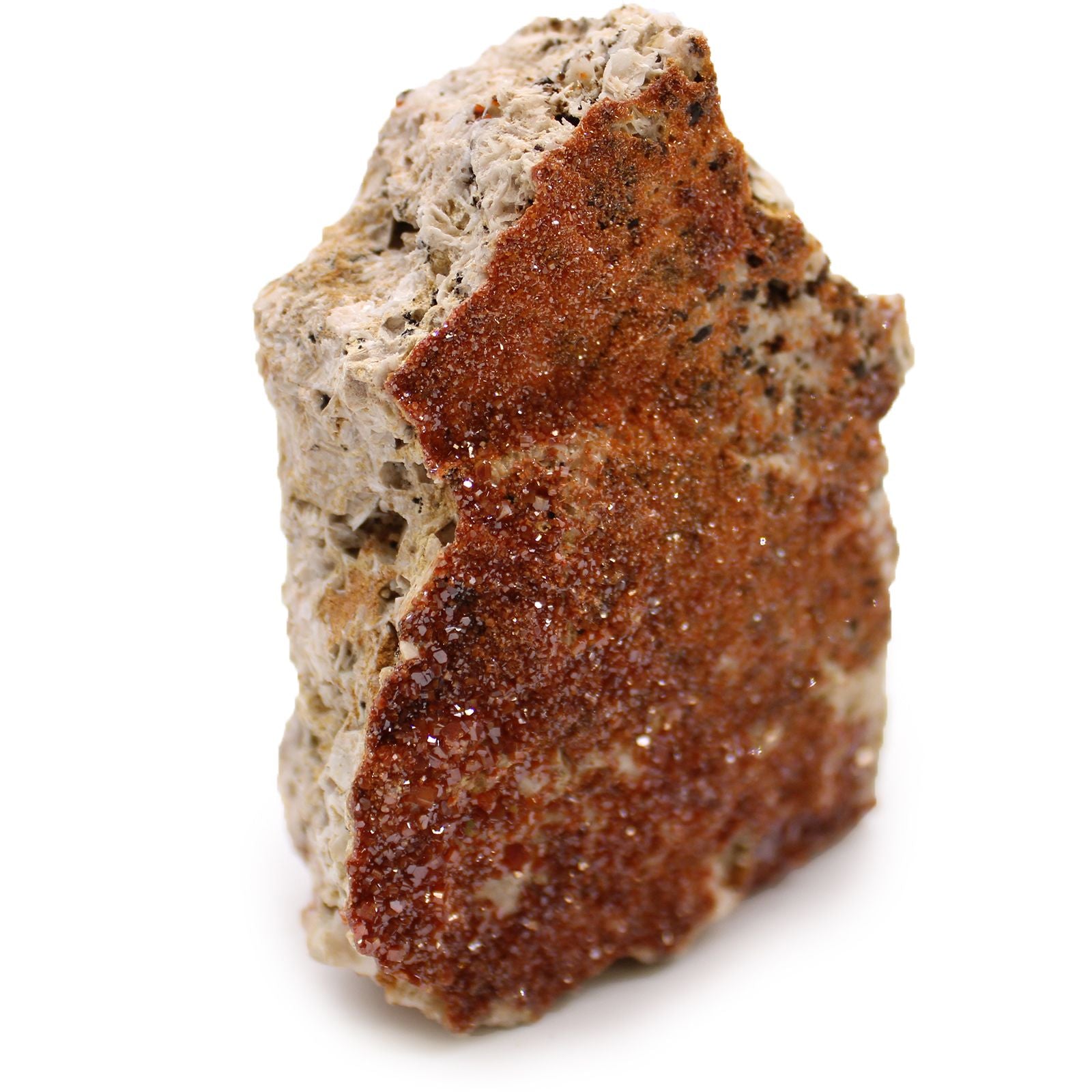 Ein Stück Vanadinit mit orange-roten Kristallen auf hellem Gestein.