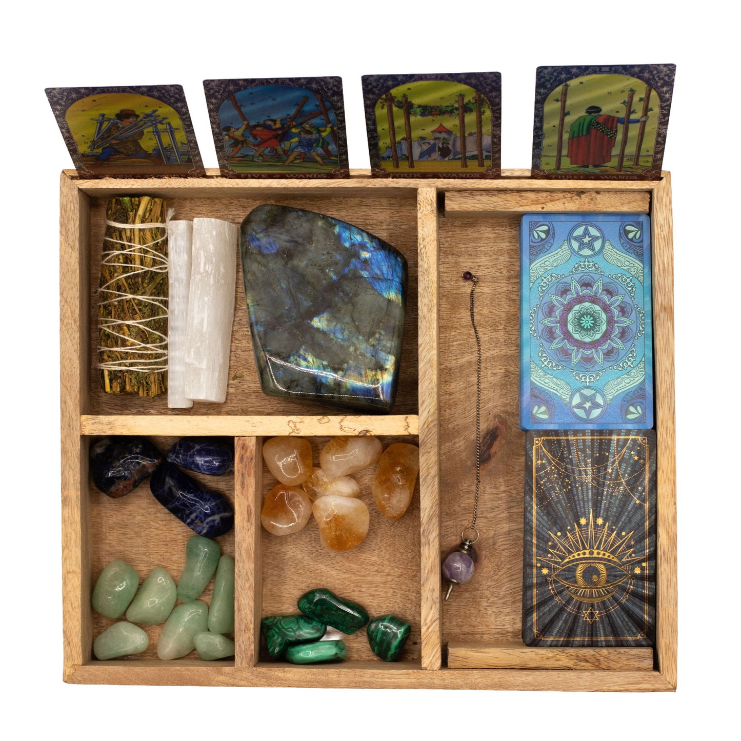 Holzbox mit Tarotkarten, Kristallen, Pendel und Räucherstäbchen.
