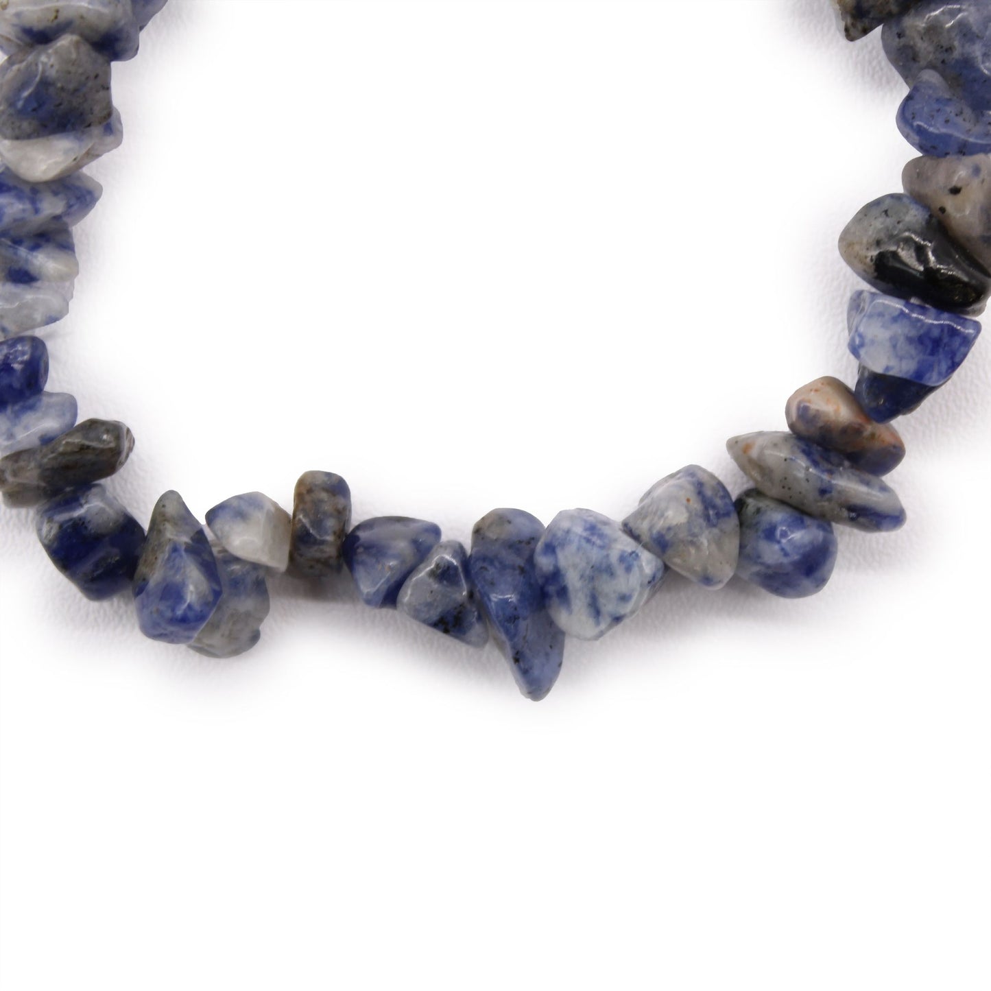 Armband aus Sodalith-Splittern in Blau und Grau.