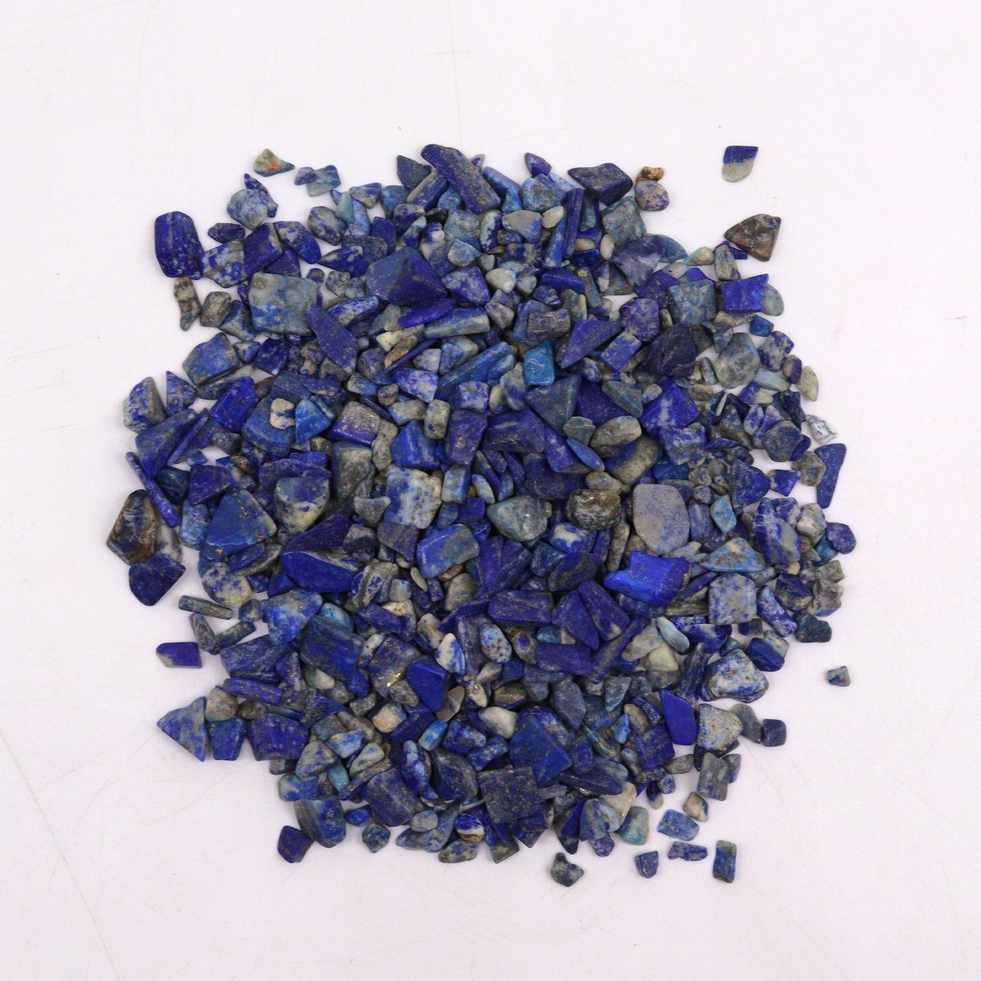 1 kg Trommelsteinchips aus Lapislazuli in tiefem Kobaltblau mit goldenen Pyrit-Einsprengseln.