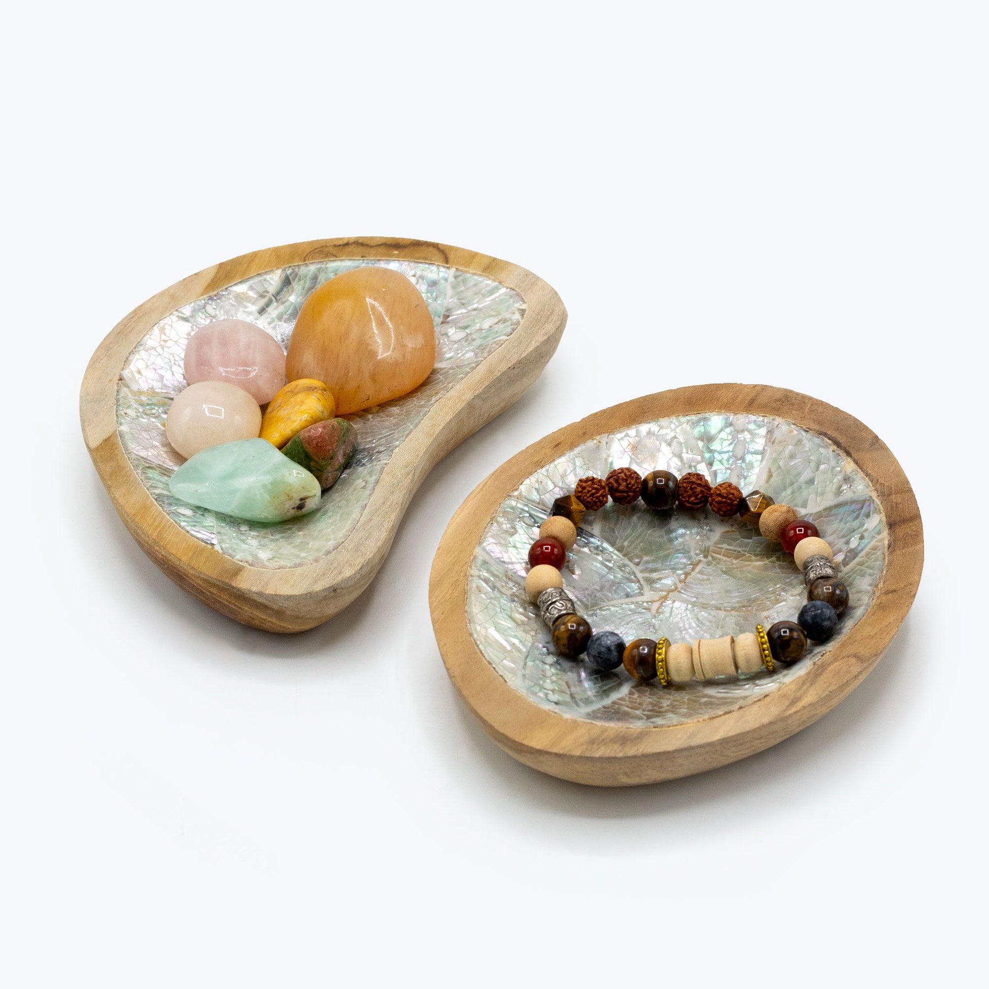 Set aus 4 Teakholz-Mini-Schalen mit Perlmutt-Innenfläche, gefüllt mit Edelsteinen und einem Armband.