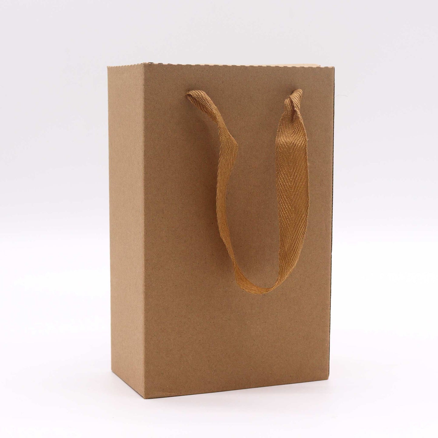 Braune Papptasche mit goldenen Tragegriffen